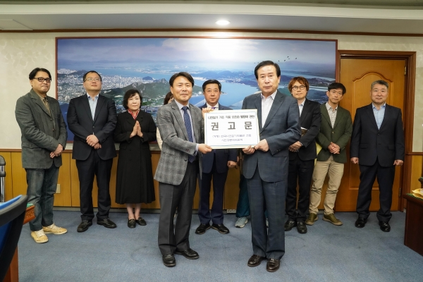 ▲(가칭)한국나전칠기박물관 건립 시민공론화위원회가 나전칠기 보존과 활용에 대한 최종 권고문을 목포시에 전달했다.(사진제공=목포시)