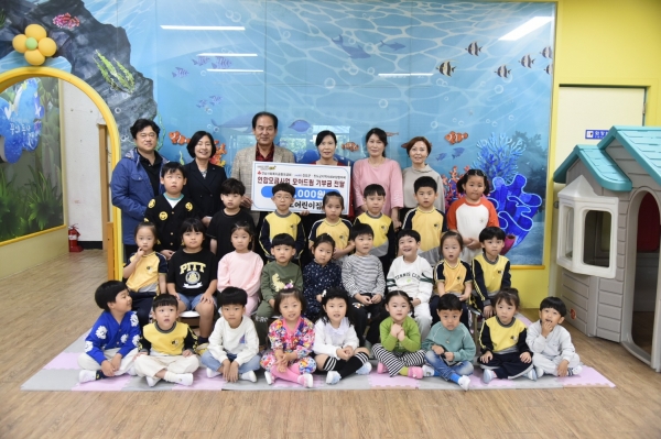 ▲진도어린이집은 최근 진도군 관내 위기가구 발굴과 지원을 위한 연합모금 사업인 ‘모아드림’에 기부금 319,000원을 기탁했다.(사진제공=진도군)