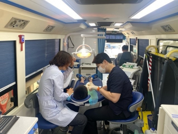 ▲2023년 10월 동강초등학교 구강이동 진료 버스 운영(사진제공=고흥군)