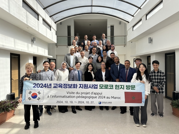 ▲전라남도교육청‧모로코 교육부 관계자들이‘모로코 교육정보화 지원사업’ 연장 업무협약을 체결한 뒤 기념촬영 하고 있다.(사진제공=전라남도교육청)