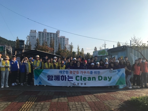 ▲광양시는 지난 19일 광양운전면허시험장 일대의 농로, 도로 일원에서 광양읍과 지역 사회단체가 ‘클린데이 활동’을 실시했다.(사진제공=광양시)