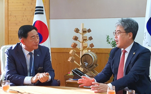 ▲김한종 장성군수(좌)가 21일 임상섭 산림청장(우)과 면담을 갖고 국립아열대자생식물원 유치 협조를 요청했다.(사진제공=장성군)