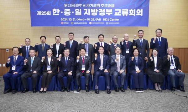 ▲강기정 광주광역시장이 지난 21일 오후 서구 김대중컨벤션센터에서 열린 ‘제25회 한·중·일 지방정부 교류회의 개회식’ 환담장에서 유민봉 대한민국 시도지사협의회 사무총장, 양완밍 중국 인민대외우호협회 회장, 야스다 미츠루 일본 자치단체 국제화협회 이사장 등 지방정부 관계자들과 기념촬영을 하고 있다.(사진제공=광주광역시)