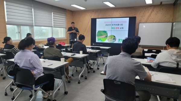 ▲함평군이 지난 21일 토마토 재배농가 15명을 대상으로 토마토뿔나방 예찰 및 방제 교육을 진행했다.(사진제공=함평군)