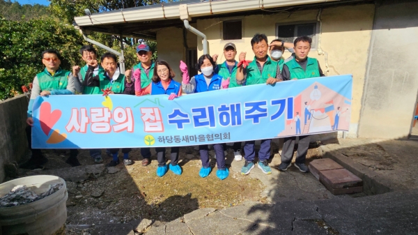 ▲하당동 새마을협의회가 지난 20일 홀로사는 어르신 가정을 방문해 주거환경 개선을 위한 봉사활동을 진행했다.(사진제공=목포시)