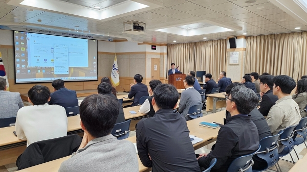 전남본부는 23일 본부 대회의실에서 광주과학기술원 AI정책전략대학원 김준하 원장을 초청해 특강을 개최했다.(한국농어촌공사 전남본부)