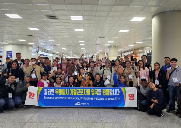 ▲여수시는 어촌 인력 부족을 해결하기 위해 올해 처음 도입한 필리핀 계절근로자 51명이 지난 22일 부산 김해공항을 통해 입국했다.(사진제공=여수시)