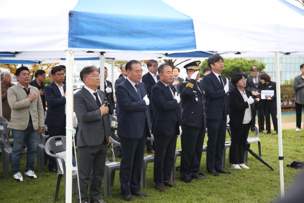 ▲영광군은 지난 22일 영광우산근린공원 내 한국전쟁 전·후 민간인 희생자 위령탑에서 제14회(제74주기) 한국전쟁 전·후 영광지역 민간인 희생자 합동위령제를 개최했다.(사진제공=영광군)