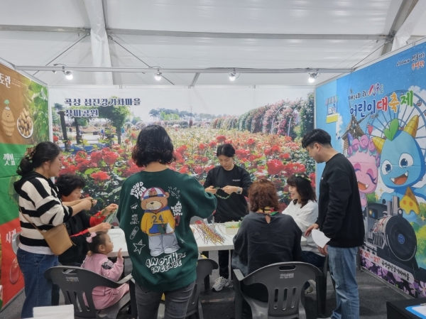 ▲장미화관 만들기에 참여중인 방문객들(사진제공=곡성군)