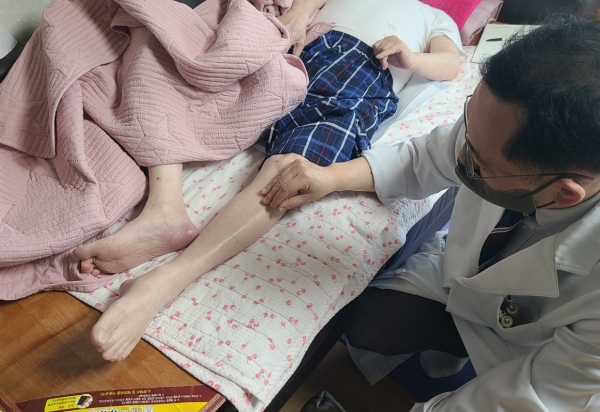 ▲목포시가 몸이 불편한 장애인을 위해 한의사가 직접 방문하는 재활서비스를 제공하고 있다.(사진제공=목포시)