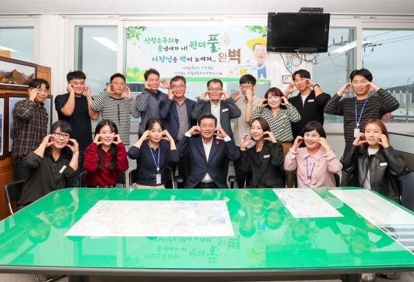 ▲광양시는 지난 22일 산림소득과 사무실에서 10월 중 ‘광양시가 응원합니다!’ 행사가 개최됐다.(사진제공=광양시)