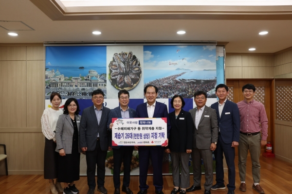 ▲한국수자원공사(K-water) 진도수도지사는 지난 22일 지난 9월에 내린 집중호우로 인해 피해를 입은 가구와 취약계층에 대한 지원을 위해 제습기 26대(천만 원 상당)를 진도군에 기탁 했다.(사진제공=진도군)