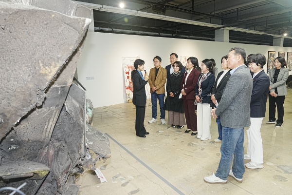 ▲광주광역시의회 전체 의원 및 사무처 직원들이 24일 오전 ‘제15회 광주비엔날레’ 전시를 관람했다.(사진제공=광주광역시의회)
