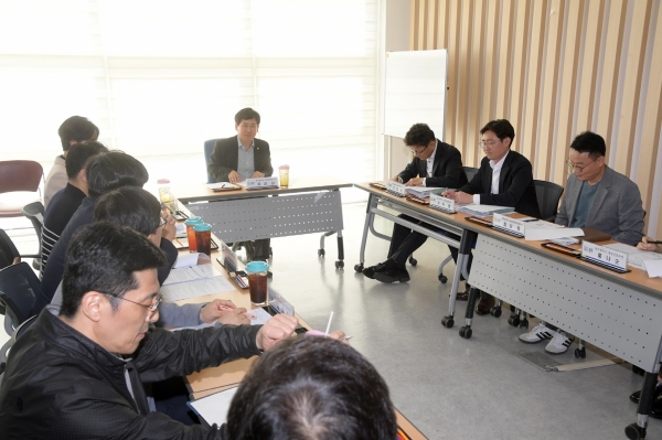 이상갑 광주광역시 문화경제부시장이 지난 24일 오후 시청 시민대화방에서 열린 가전산업 경쟁력 강화 지원단 회의에 참석해 회의를 주재하고 있다. /광주광역시 제공