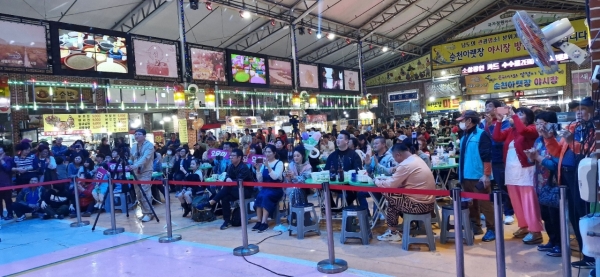 ▲순천시 아랫장에서는 26일 오후 6시부터 10시까지 금·토 먹거리 야시장 가을맛남 축제가 600여명이 참석한 가운데 성황리에 개최됐다.(사진=이기장 기자)