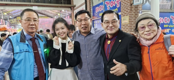 ▲순천시 아랫장에서는 26일 오후 6시부터 10시까지 금·토 먹거리 야시장 가을맛남 축제가 성황리에 개최됐다.(사진=이기장 기자)