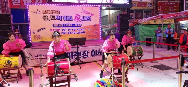 ▲순천시 아랫장에서는 26일 오후 6시부터 10시까지 금·토 먹거리 야시장 가을맛남 축제가 성황리에 개최됐다.(사진=이기장 기자)