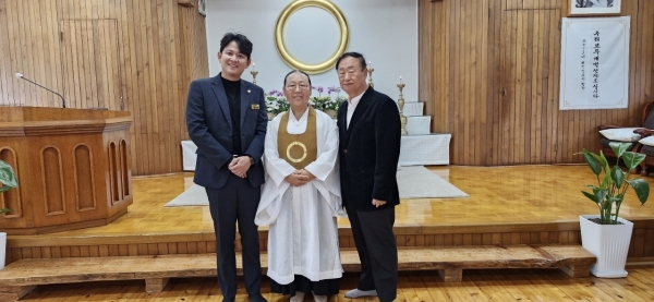 ▲원불교 순천교당은 27일 순천교당 2층 대각전에서 임타원 송정심 원불교 순천교당 교감, 최양귀 원불교 순천교당 교도 (전) 회장, 이복남·정광현 순천시의회 의원, 박광태 (전) 순천시 예총회장, 황경숙 청암대 교수 및 신도 150여 명이 참석한 가운데 좋은 인연 초대법회를 열었다.(사진=이기장 기자)
