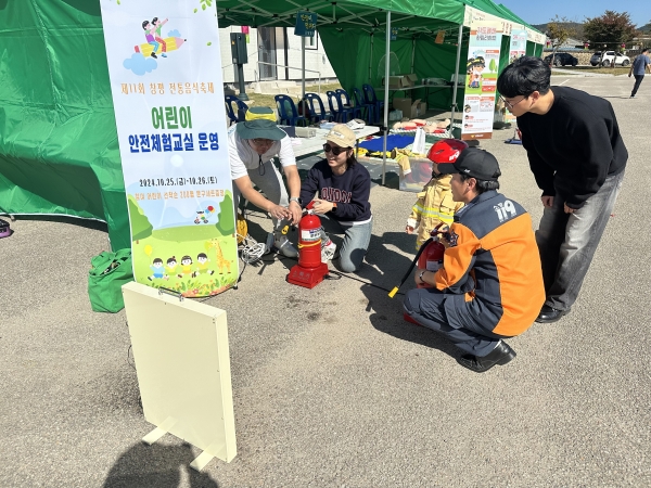 ▲담양군은 지난 25일과 26일 창평면에서 열린 전통음식축제에서 담양소방서와 함께 유치원생, 초등학생 등 200여 명을 대상으로 ‘2024년 찾아가는 안전체험교실’을 운영했다.(사진제공=담양군)