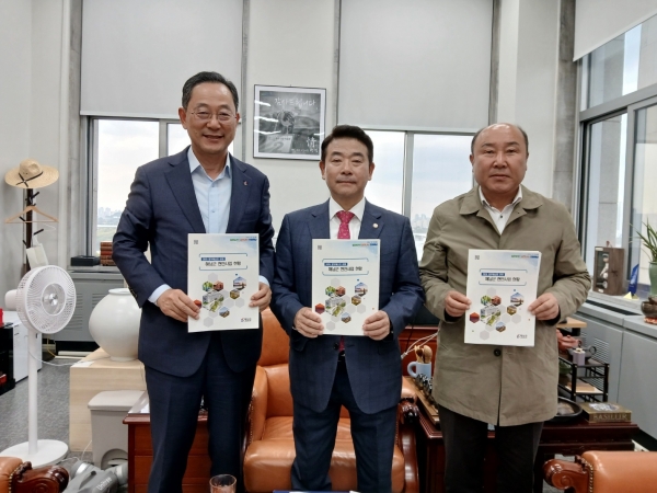 ▲명현관 해남군수는 이번주부터 정부 예산안에 대한 국회 상임위 예비심사가 시작됨에 따라 28일 국회를 찾아 현안사업에 대한 국비지원을 건의하는 등 발빠르게 예산확보에 나섰다.(사진제공=해남군)