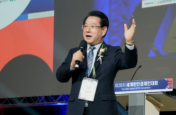 ▲유럽을 방문 중인 김영록 전라남도지사가 28일(현지시간) 오스트리아 센터 빈에서 열린 세계한인경제인대회 개회식에서 ‘전남 도정 성과와 미래 산업 비전’이란 주제로 초청강연을 하고 있다.(사진제공=전라남도)