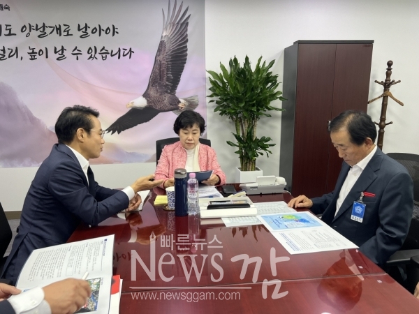 최경식 남원시장이 남원 제2중앙경찰학교 설립 유치를 위해 지난 28일 국회를 방문, 국민의힘 조배숙 의원을 만나 적극적인 지원을 요청했다.