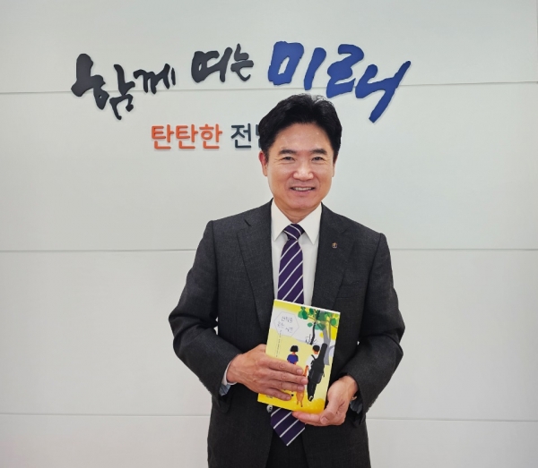 ▲함께 읽고 싶은 책 한 권’ 챌린지에 동참한 김대중 전남교육감이 추천 도서를 들어 보이고 있다.(사진제공=전라남도교육청)