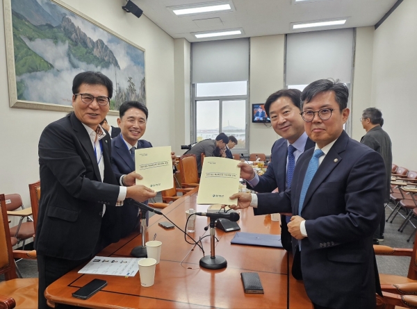 ▲이상익 함평군수가 2025년 주요 현안사업의 국비 예산 추가 확보를 위해 총력을 기울이고 있다.(왼쪽부터 이상익 함평군수, 이남오 함평군의회 의장, 황명선 의원, 안도걸 의원.사진제공=함평군)