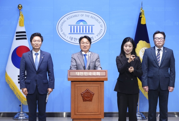 ▲강기정 광주광역시장이 29일 오전 서울 국회 소통관에서 정진욱 국회의원과 공공배달앱 활성화 지원 관련해 기자회견을 하고 있다.(사진제공=광주광역시)