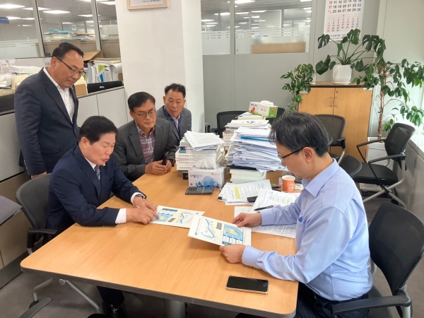 ▲공영민 고흥군수(왼쪽)가 29일 기획재정부를 방문해 조규산 농림해양예산과장(오른쪽)에게 고흥군이 추진 중인 역점사업을 설명하며 정부예산 지원을 요청하고 있다.(사진제공=고흥군)