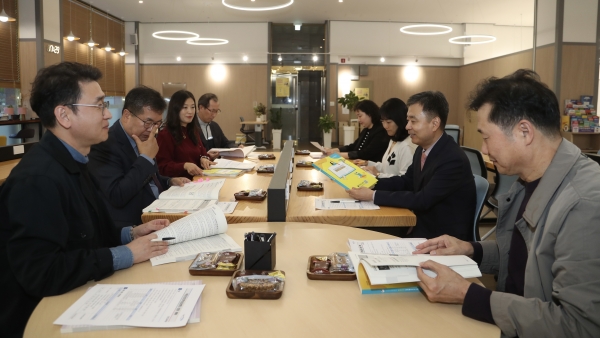 ▲진로진학연구회 교원들이 개정판으로 제작된 ‘2025학년도 면접자료 정리해 DREAM’ 책자를 살펴보고 있다.(사진제공=전라남도교육청)