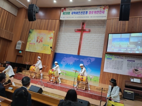 ▲수정교회는 최근 왕조2동 경로당 16개소를 비롯 인근 지역 경로당 어르신 300여명을 초청하여‘경로위안행사’를 가졌다(사진제공=수정교회)