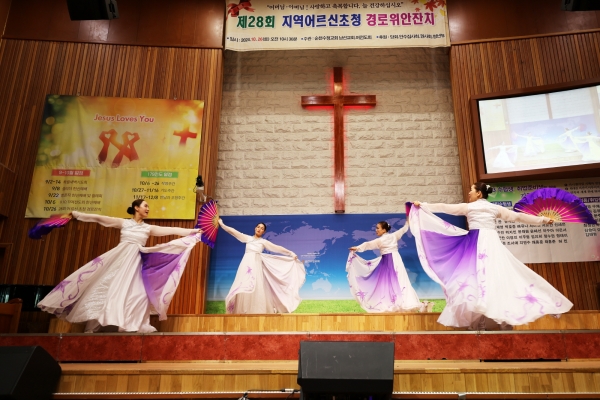 ▲수정교회는 최근 왕조2동 경로당 16개소를 비롯 인근 지역 경로당 어르신 300여명을 초청하여‘경로위안행사’를 가졌다(사진제공=수정교회)