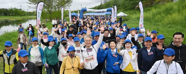 ▲광주 서구는 지난 4월 광주천을 따라 5.2㎞를 걸으며 이웃사랑을 실천하는 ‘제2회 함께서구, 오잇길 걷기대회’를 개최했다.(사진제공=광주시 서구)