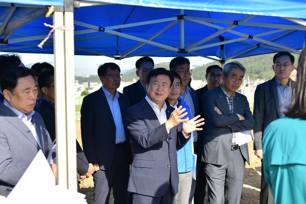 ▲정기명 여수시장이 30일 2026여수세계섬박람회 주행사장 현장에 방문하여 추진 상황을 점검하고 현장 간부회의를 가졌다.(사진제공=여수시)