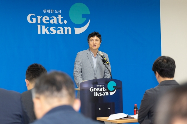 강영석 익산시 부시장이 주택 구입 시 대출이자를 현금으로 지원하는 '부담 제로(zero) 주택 구입 대출이자 플러스 알파(α) 지원 정책'을 발표하고 있다.