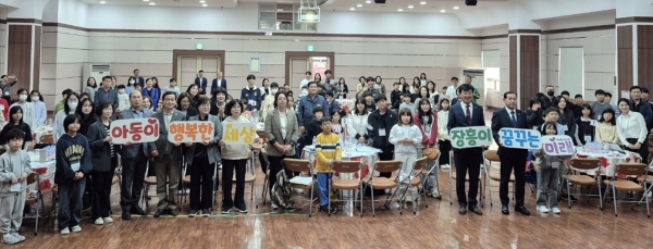 ▲장흥군은 지난 28일 장흥군민회관에서 아동친화도시 조성을 위한 원탁토론회를 개최했다.(사진제공=장흥군)