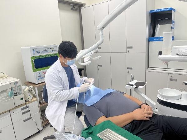 ▲장애인 구강 검진을 하고 있는 모습(사진제공=무안군)