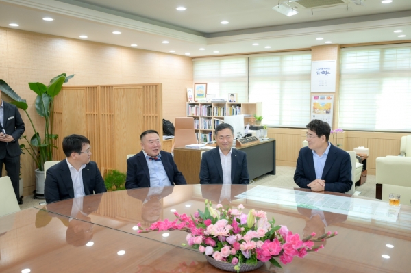 ▲이기장 뉴스깜 대표는 30일 순천시청 시장실에서 재) 순천시 인재육성장학회에 후원금을 전달하고 노관규 순천시장을 비롯한 관계자들과 환담을 나누고 있다.(서진제공=순천시 인재육성장학회)