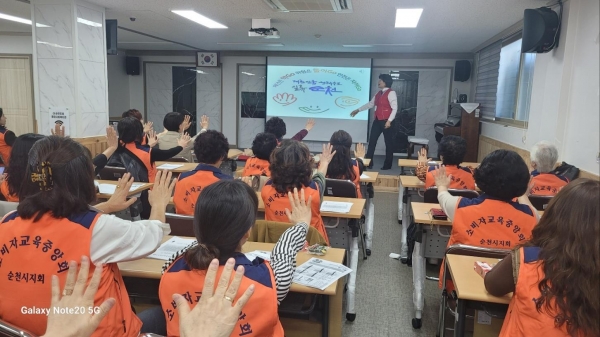 ▲(사)소비자교육중앙회 순천시지회는 최근 회원 50여명이 참석한 가운데 안전교육(심폐소생술)을 실시했다.(사진제공=(사)소비자교육중앙회 순천시지회)