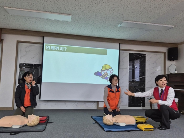 ▲(사)소비자교육중앙회 순천시지회는 최근 회원 50여명이 참석한 가운데 안전교육(심폐소생술)을 실시했다.(사진제공=(사)소비자교육중앙회 순천시지회)
