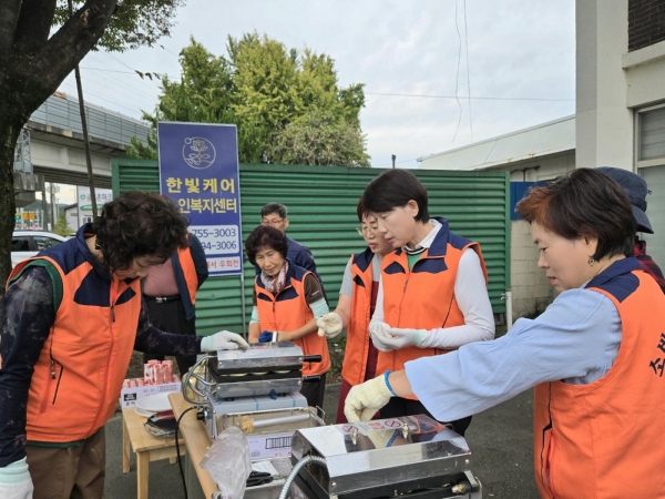 ▲(사)소비자교육중앙회 순천시지회는 서면노인회관 및 게이트볼장 주변에서 ‘사랑의 붕어빵’ 봉사를 진행했다(서잔제공=(사)소비자교육중앙회 순천시지회)