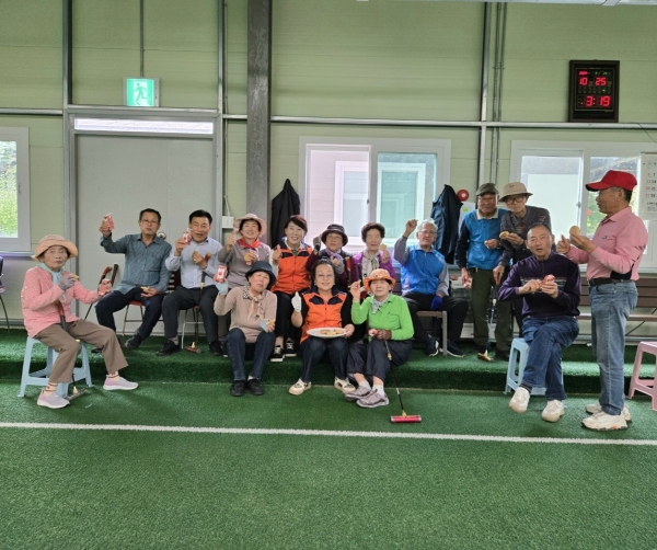 ▲(사)소비자교육중앙회 순천시지회는 서면노인회관 및 게이트볼장 주변에서 ‘사랑의 붕어빵’ 봉사를 진행했다(사진제공=(사)소비자교육중앙회 순천시지회)
