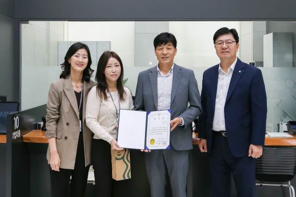 ▲동부경찰서 관계자(사진 왼쪽에서 세번째)가 보이스피싱을 예방한 광주은행 직원(사진 왼쪽에서 두번째)에게 감사장을 전달하고 있다.(사진제공=광주은행)