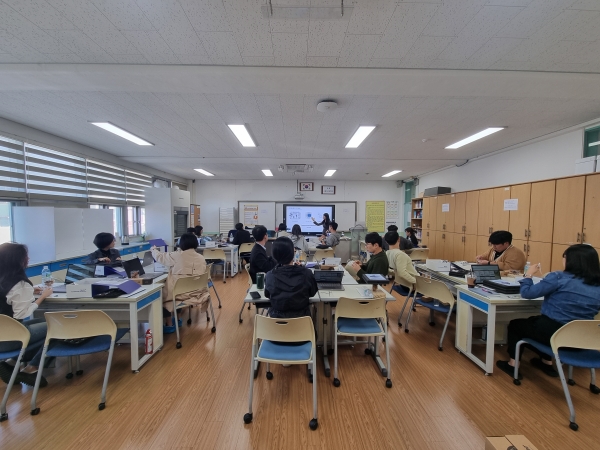 ▲문태중학교에서 지능형 과학실 ON 활용 수업 연수가 진행되고 있다.(사진제공=전라남도교육청)