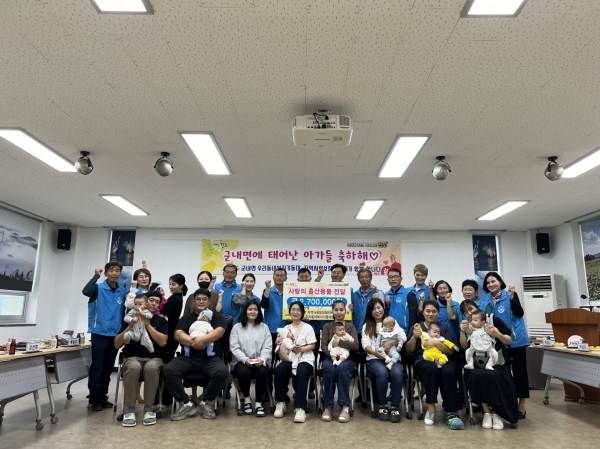 진도군 군내면의 ‘우리동네 복지기동대’와 ‘지역사회 보장협의체’는 출산가정이 육아용품을 구매할 수 있는 상품권을 기부하고, 출산가정을 지원하는 전달식을 진행했다.(사진제공=진도군)