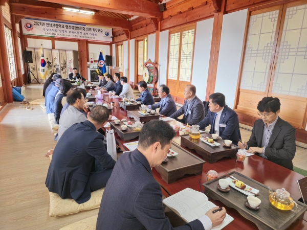▲전남사립학교행정실장협의회는 지난달 30일 옥과고 인성예절교육관에서 임원 25명이 참석한 가운데 김정희 전남도의회 교육위원장을 초청해 간담회를 실시했다(사진제공=전남사립학교행정실장협의회)
