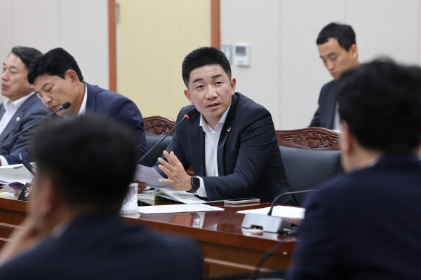 ▲전남도의회 교육위원회 김진남 의원(더불어민주당·순천5)은 지난 1일 열린 전라남도의회 제386회 정례회 전라남도교육청 직속기관 행정사무감사에서 VDI시스템 구축의 철저한 준비를 강조했다.(사진제공=전라남도의회)