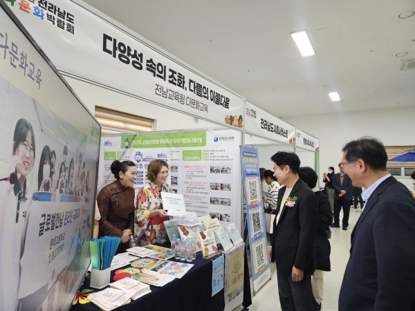 ▲김대중 전라남도교육감이 ‘2024 이중언어 페스티벌’ 홍보 부스를 둘러보고 있다.(사진제공=전라남도교육청)