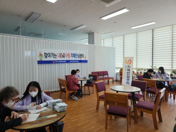 ▲여수시가 운영 중인 ‘찾아가는 내(뇌)사랑 치매안심센터’ 활동 모습(사진제공=여수시)